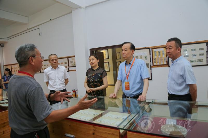图为郝跃教授(右二)在博物馆参观