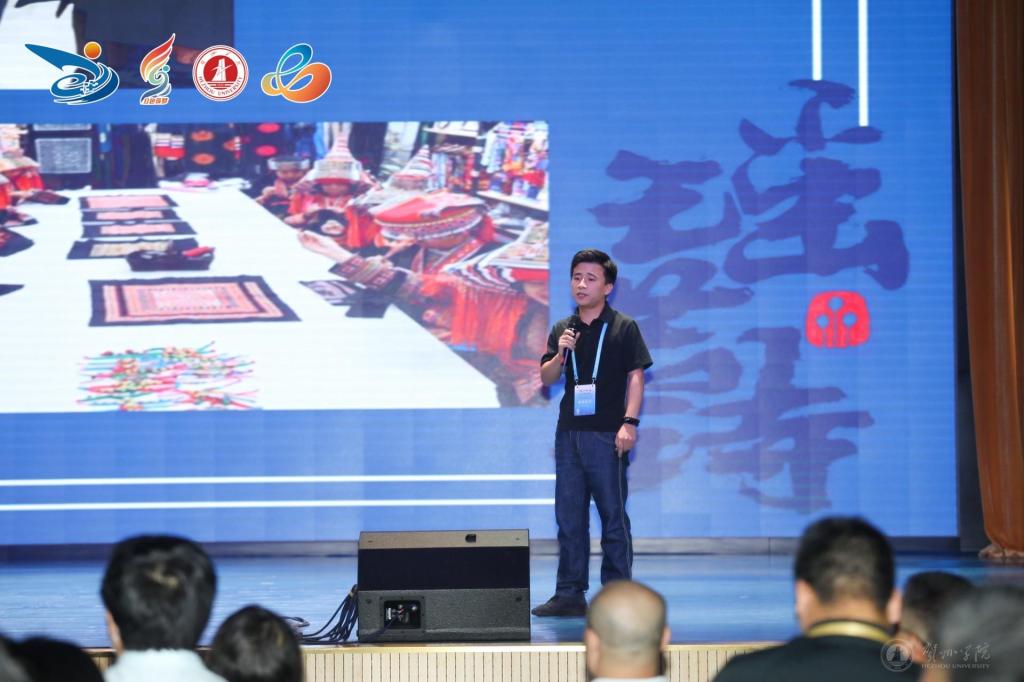 贺州学院《瑶若诗——瑶族非遗文化缔造的新名片》项目进行现场展示
