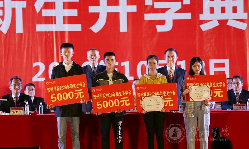 学校领导为新生颁发了新生奖学金