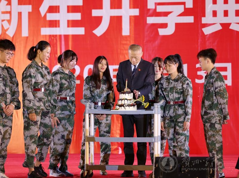 梁丁丁书记为当天过生日的2020级新生切生日蛋糕