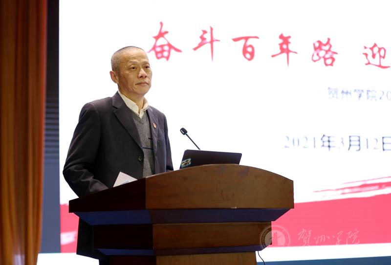 学校党委书记梁丁丁作课堂总结