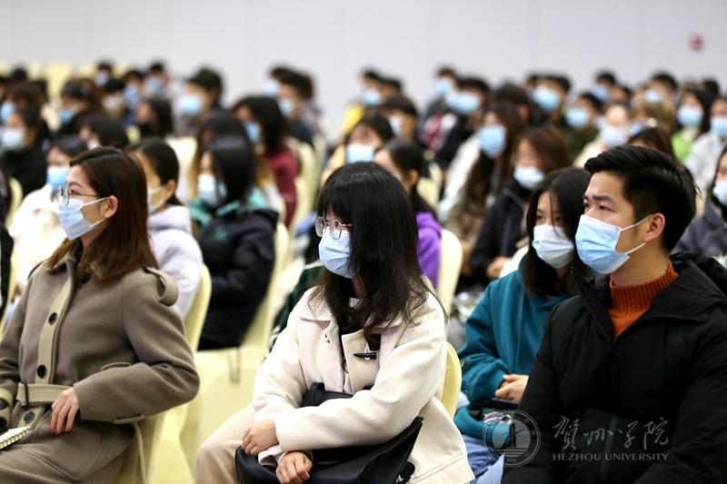 师生们在课堂上认真听课