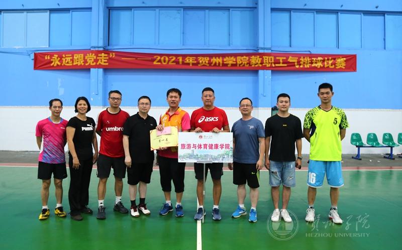 工会主席、副校长朱其现为获奖团队颁奖