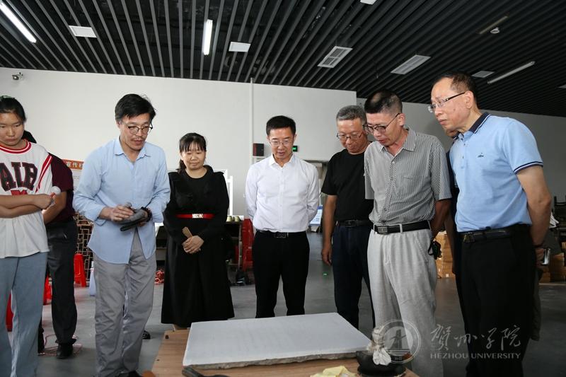 观摩体验传统碑刻拓片技艺