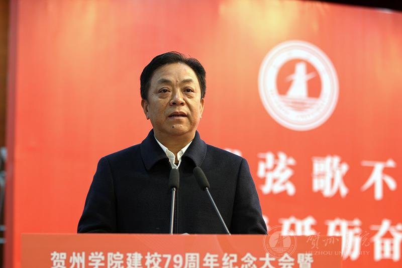 校友代表、贺州市人大常委会主任陆海平致辞。