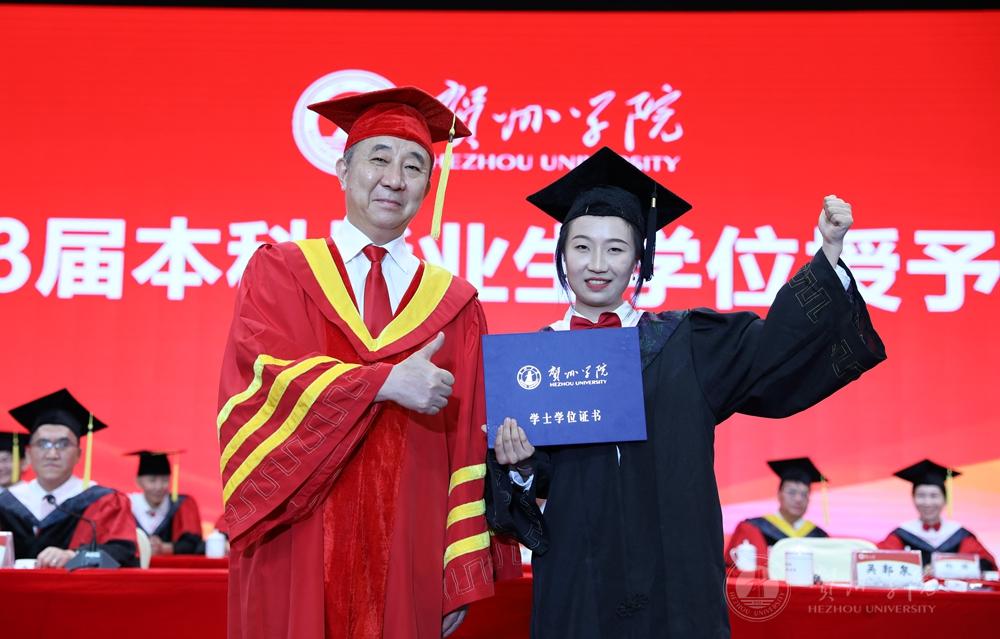 吴郭泉为获得学士学位的2023届毕业生代表颁发学位证书并拨穗