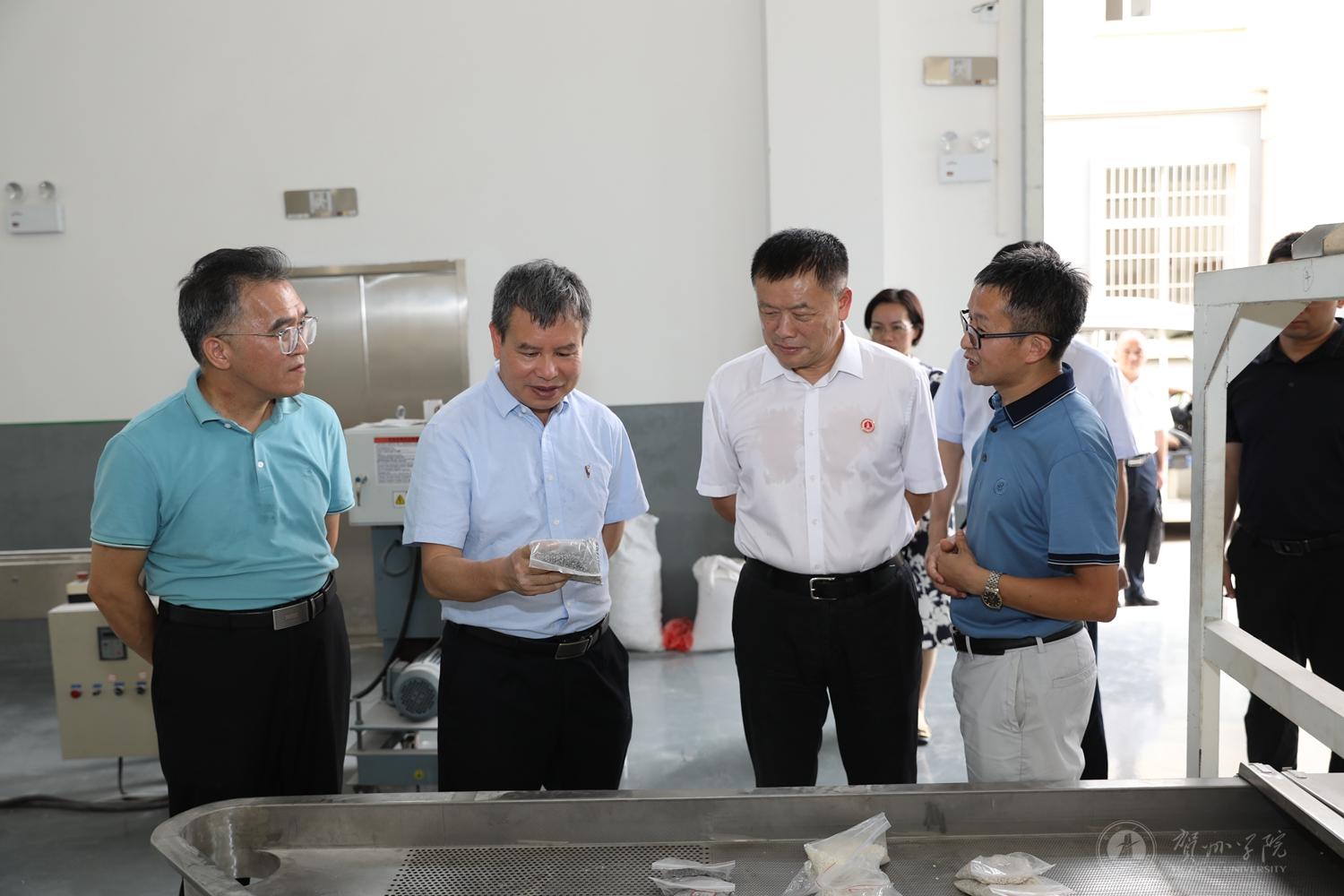 调研组在碳酸钙产业科技成果转化中试研究基地考察指导