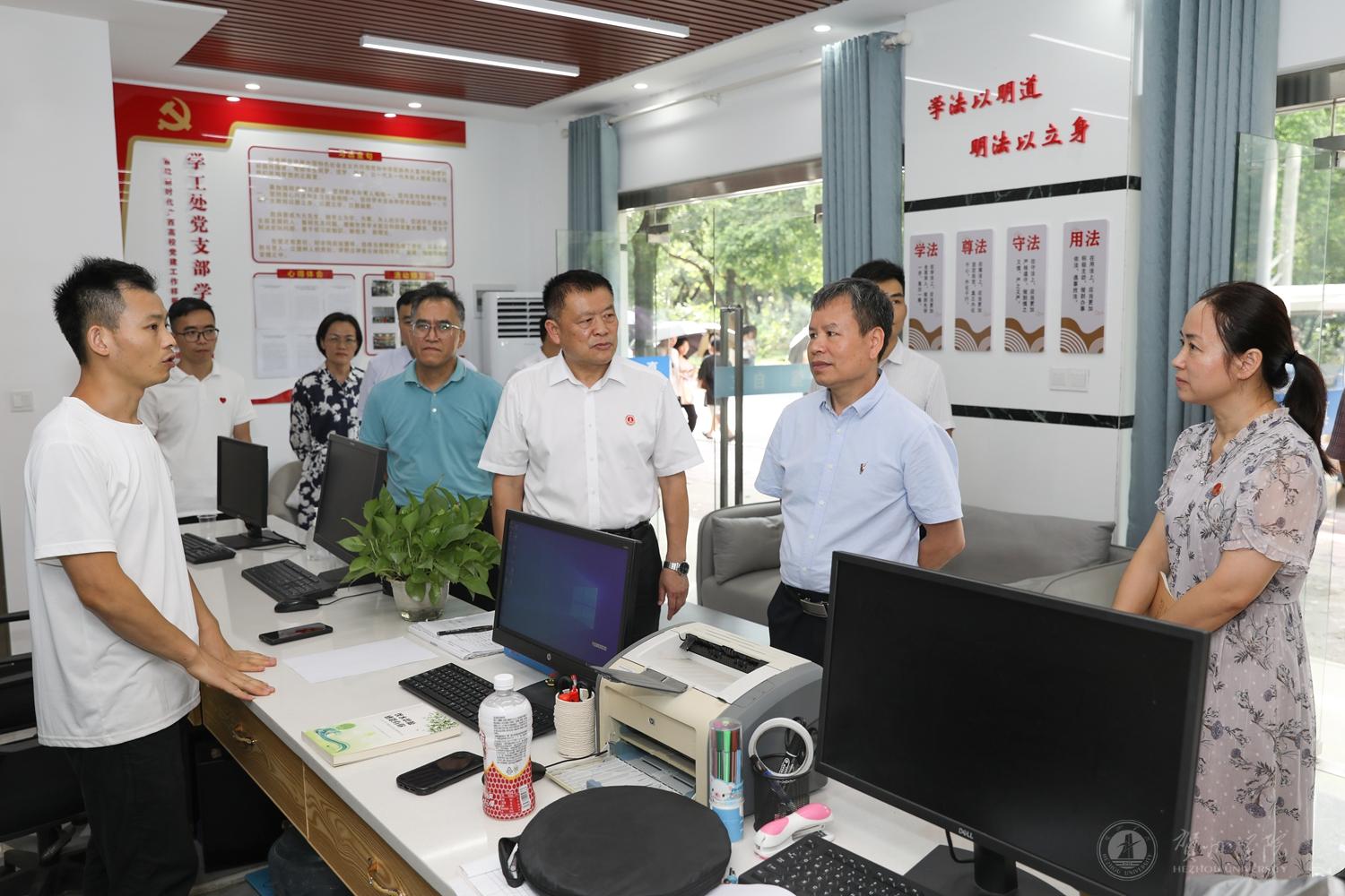 调研组在“一站式”学生社区综合管理服务中心调研指导