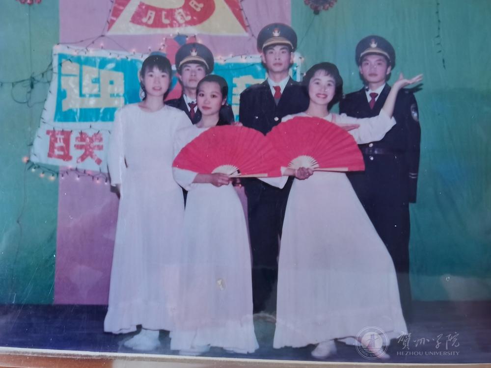 在校期间的李俊玲(前排右一)